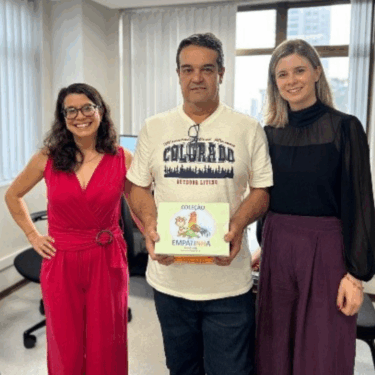 PROJETO DE RESSOCIALIZAÇÃO DE GALOS DA FAZENDA LABORATÓRIO UNIFOR VIRA LIVRO INFANTOJUVENIL