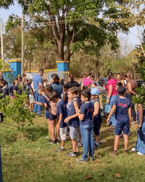 ALUNOS DA ESCOLA MUNICIPAL CÉLIA DE MELO EUFRÁSIO VISITAM FAZENDA LABORATÓRIO DO UNIFOR-MG