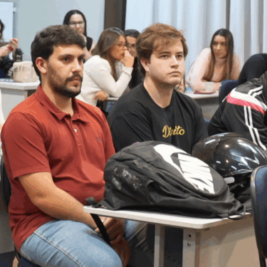 ALUNOS DO UNIFOR-MG PARTICIPAM DE PALESTRA SOBRE GLOBALIZAÇÃO E SOBERANIA