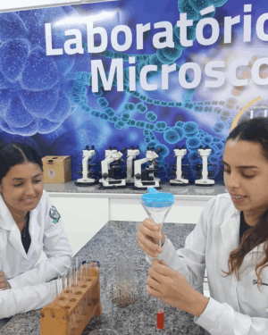 ALUNOS DE BIOMEDICINA DO UNIFOR-MG PARTICIPAM DE AULA PRÁTICA COM EXTRAÇÃO DE DNA