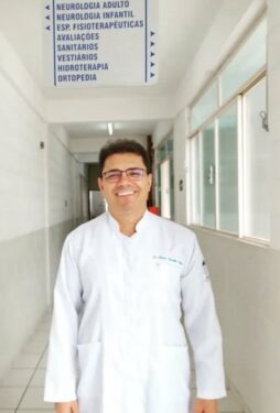 PROFESSOR DO UNIFOR-MG RECEBE COMENDA ESPECIAL CREFITO-4 MG