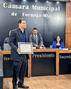 PROFESSOR DO UNIFOR-MG REPRESENTA O CREFITO-4 EM HOMENAGEM NA CÂMARA MUNICIPAL DE FORMIGA