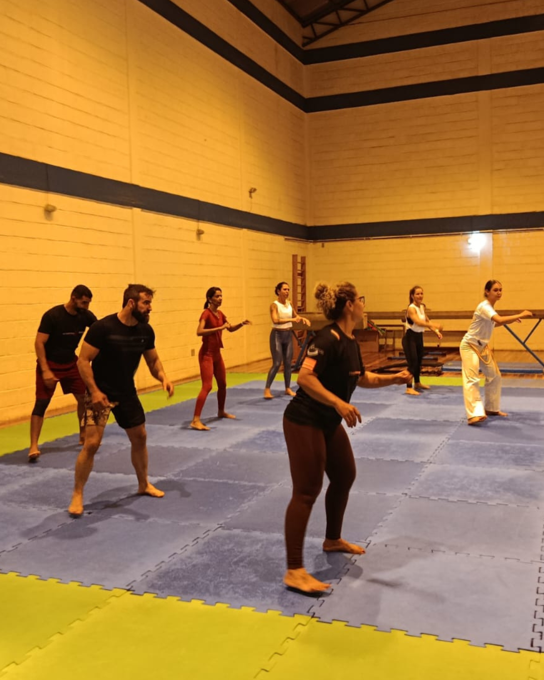 AULA PRÁTICA DE ESPORTES DE LUTA MOBILIZA ALUNOS DO CURSO DE EDUCAÇÃO FÍSICA EAD DO UNIFOR-MG