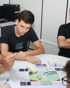 ALUNOS DE ADMINISTRAÇÃO E CIÊNCIAS CONTÁBEIS DO UNIFOR-MG CRIAM JOGOS EMPRESARIAIS PARA ENSINAR FINANÇAS E INVESTIMENTOS
