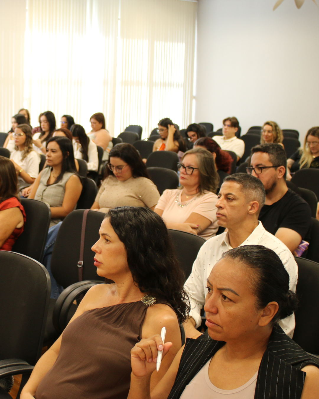CURSO DE DIREITO PARTICIPA DE DEBATE SOBRE VIOLÊNCIA DOMÉSTICA EM FORMIGA