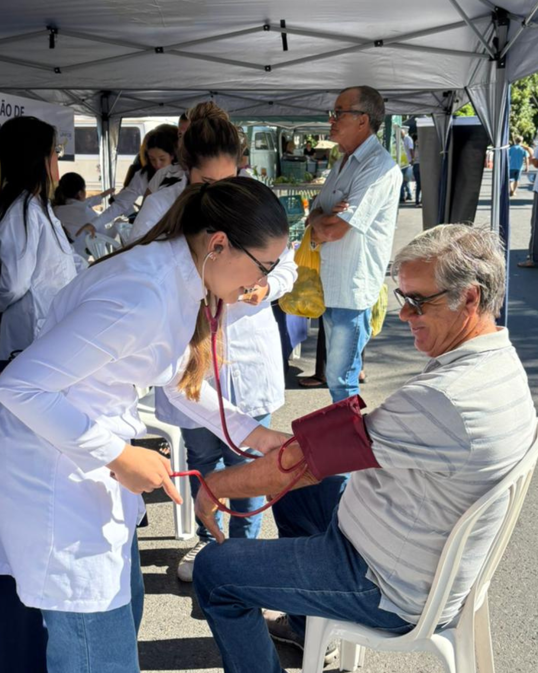 AÇÃO DE SAÚDE DO UNIFOR-MG NA FEIRA LIVRE LEVA ATENDIMENTOS E INFORMAÇÃO À COMUNIDADE