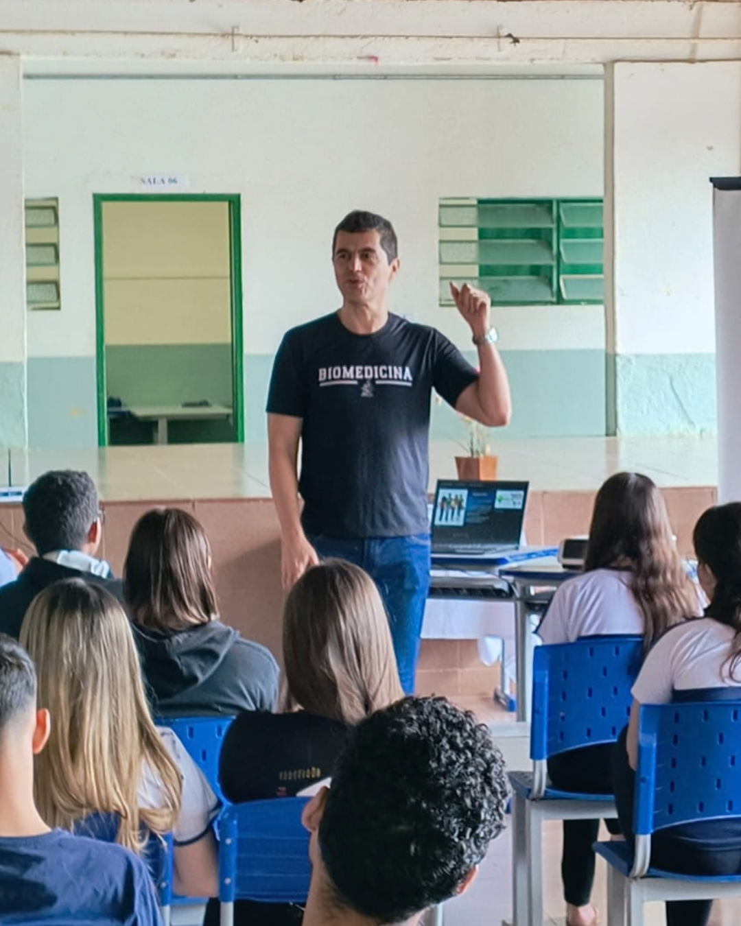 PROFESSOR DO UNIFOR-MG MINISTRA PALESTRA SOBRE CONTINUIDADE DOS ESTUDOS EM CÓRREGO FUNDO